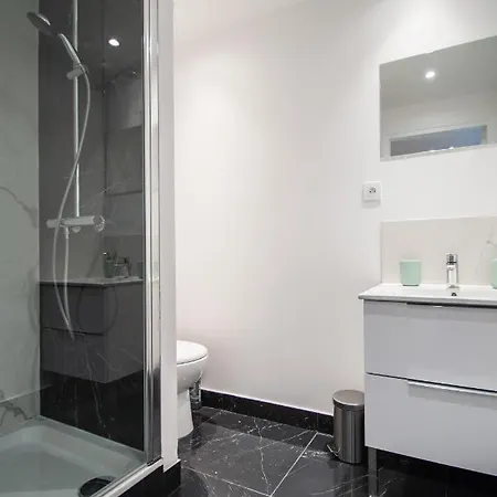 Luxury Flat- Eiffel Tower Апарт-отель
